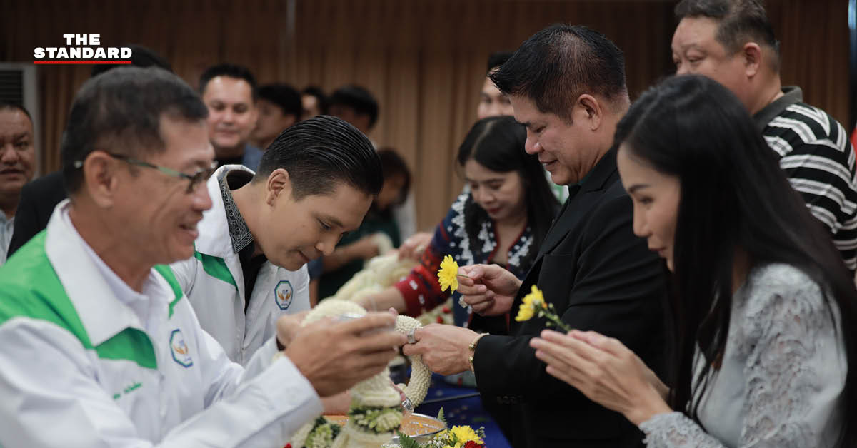สส.พรรคกล้าธรรม รดน้ำดำหัวขอพร ร.อ. ธรรมนัส พรหมเผ่า และ ศ.ดร. นฤมล ภิญโญสินวัฒน์ เนื่องในวันสงกรานต์