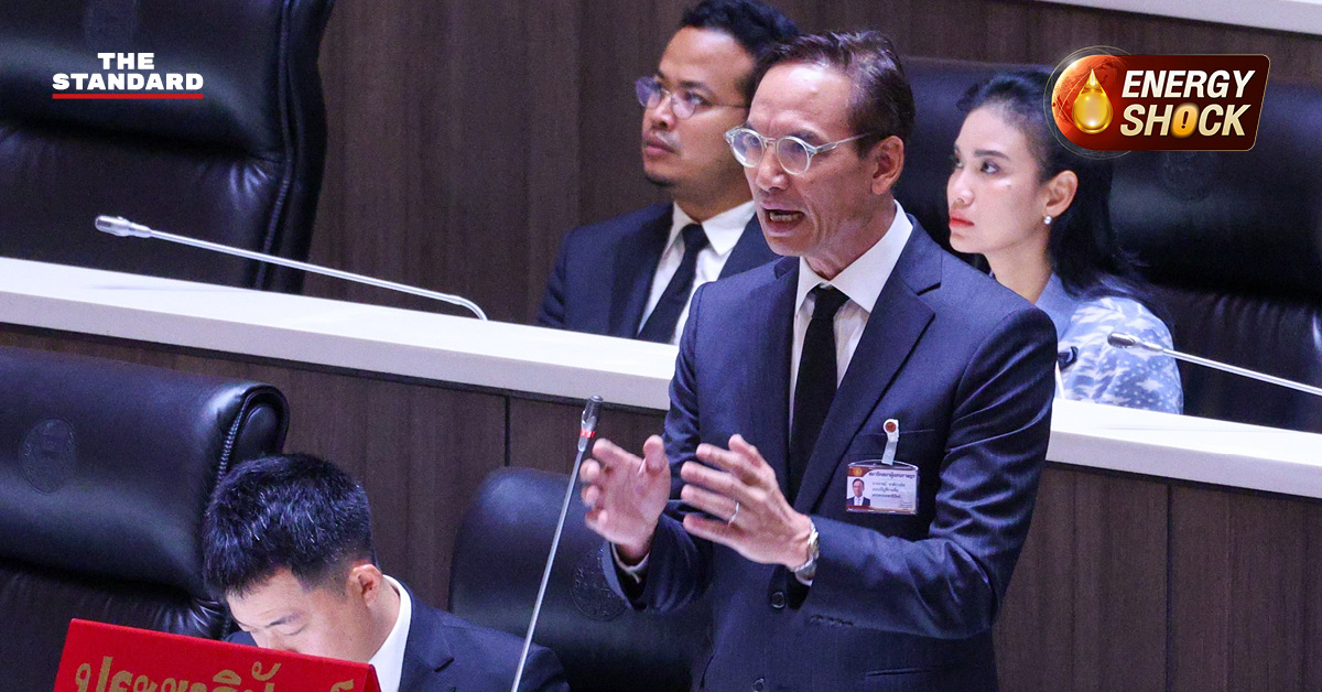 ภาพ กรณ์ จาติกวณิช ส.ส. พรรคประชาธิปัตย์ กำลังอภิปรายในรัฐสภาถึงนโยบายราคาน้ำมันของรัฐบาล