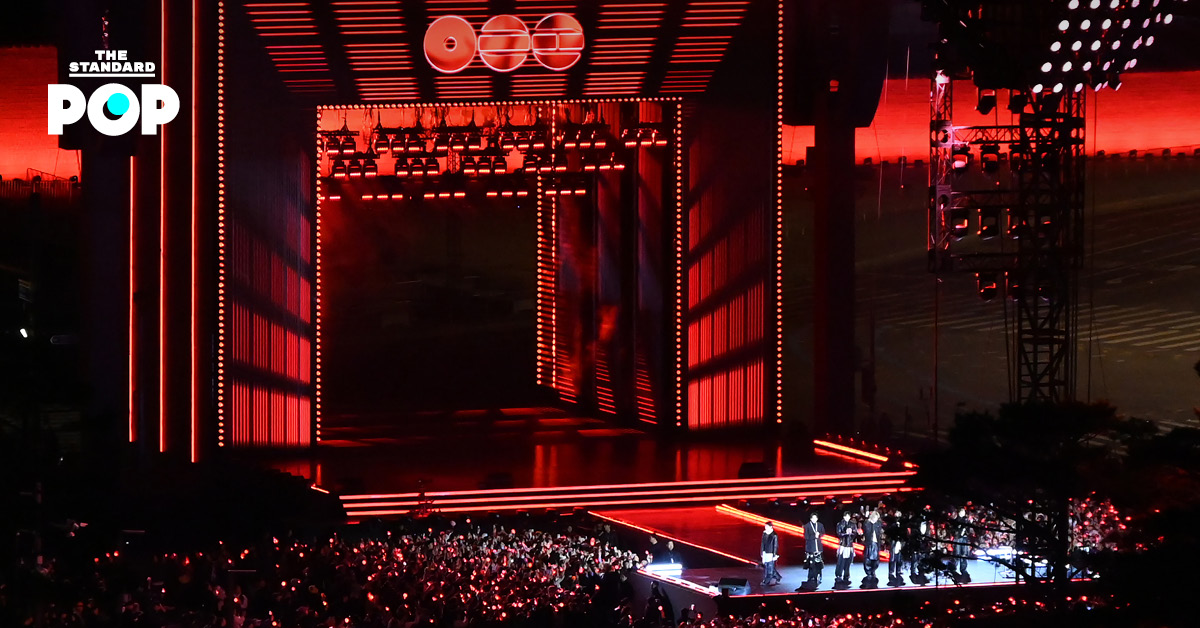 ภาพศิลปิน K-POP วง BTS กำลังแสดงคอนเสิร์ตบนเวที