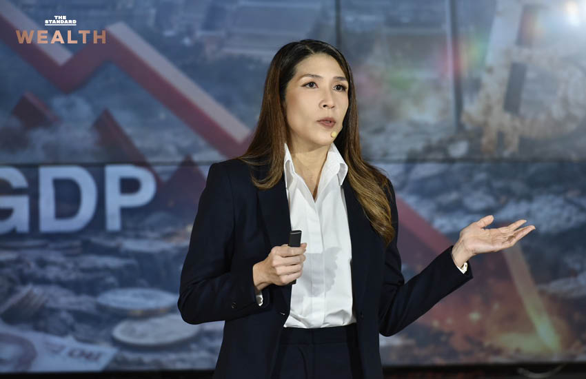 ภาพรถยนต์ไฟฟ้ากำลังชาร์จแบตเตอรี่ในลานจอดรถ ประกอบเนื้อหาข่าวกรุงศรี ออโต้ รุกสินเชื่อ EV มือสอง คาดสัดส่วนสินเชื่อ EV แตะ 45% ในปีนี้ 1