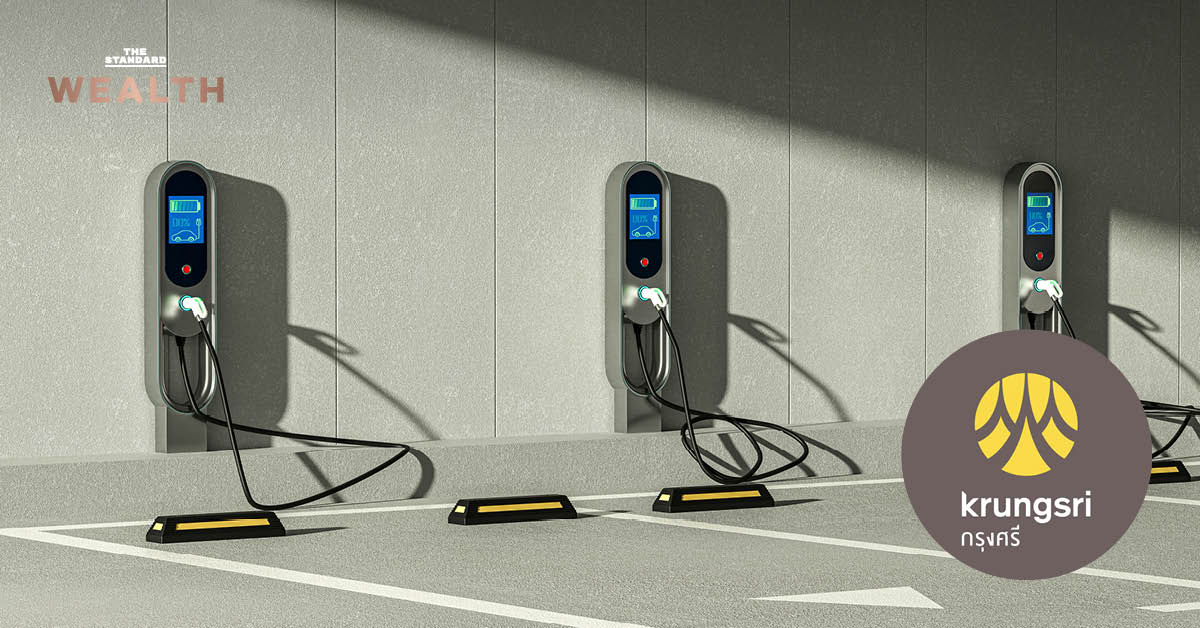 ภาพรถยนต์ไฟฟ้ากำลังชาร์จแบตเตอรี่ในลานจอดรถ ประกอบเนื้อหาข่าวกรุงศรี ออโต้ รุกสินเชื่อ EV มือสอง คาดสัดส่วนสินเชื่อ EV แตะ 45% ในปีนี้