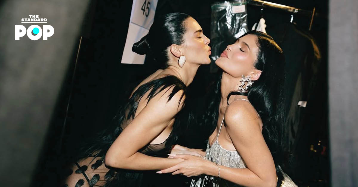 Kylie Jenner ถ่ายรูป selfie หรือกำลังถ่าย TikTok กับ Kendall Jenner ในงานปาร์ตี้ 818 Outpost ที่ Coachella