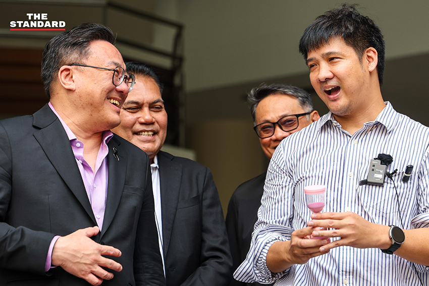 ษัษฐรัมย์ ธรรมบุษดี พร้อมตัวแทน ยื่นหนังสือถึง จุลพันธ์ อมรวิวัฒน์ รมว. แรงงาน เร่งนำ ‘บำนาญสูตร CARE’ เข้า ครม. 6