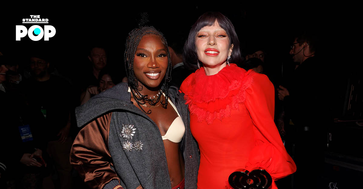 Lady Gaga และ Doechii ถ่ายภาพร่วมกันในงาน iHeartRadio Music Awards
