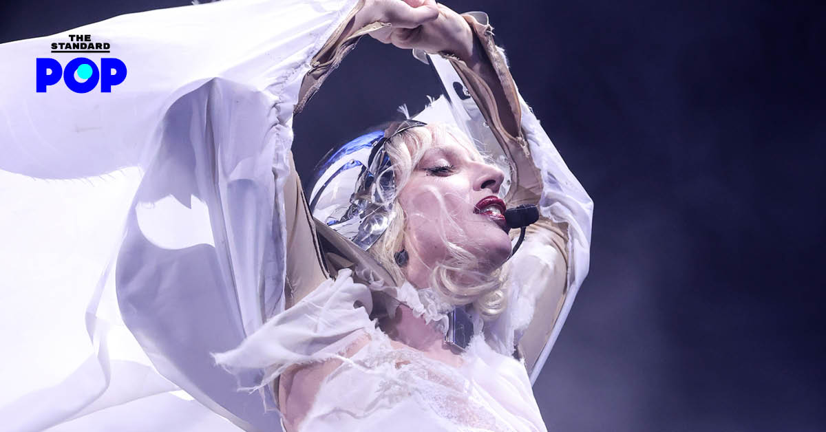 Lady Gaga กำลังแสดงคอนเสิร์ต The Mayhem Ball บนเวทีอย่างยิ่งใหญ่