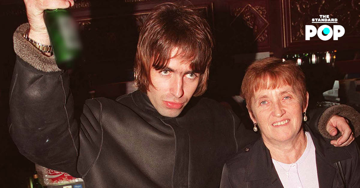 ลิอาม กัลลาเกอร์ ถ่ายภาพคู่กับคุณแม่เพ็กกี้