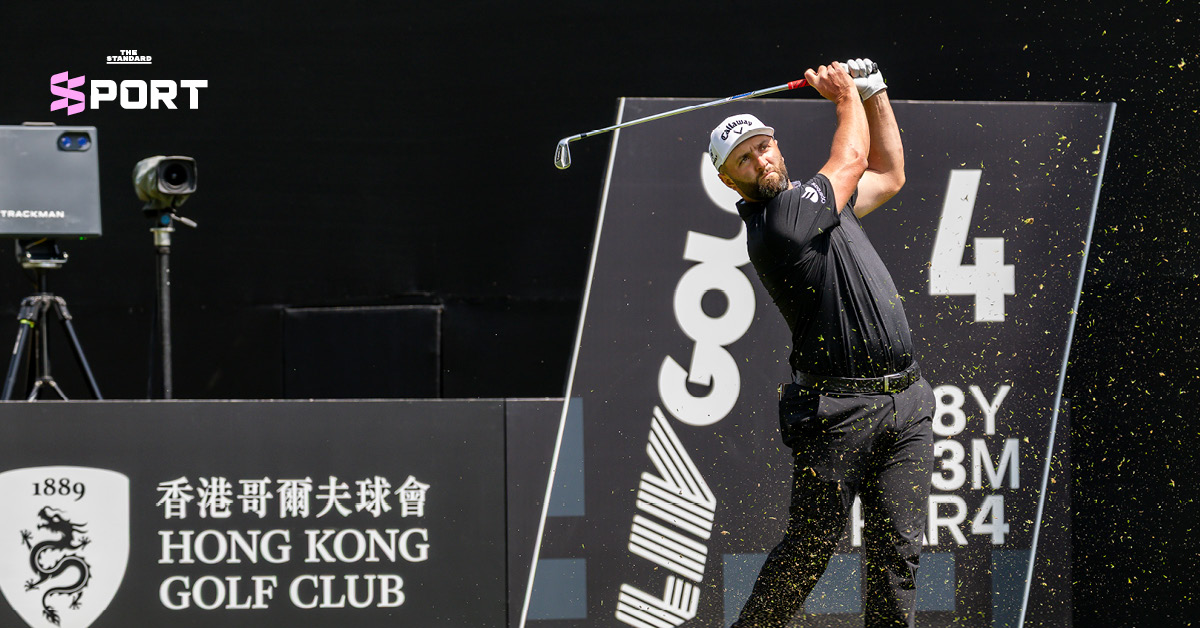 จอน ราห์ม นักกอล์ฟ LIV Golf กำลังทีออฟในการแข่งขันกอล์ฟ