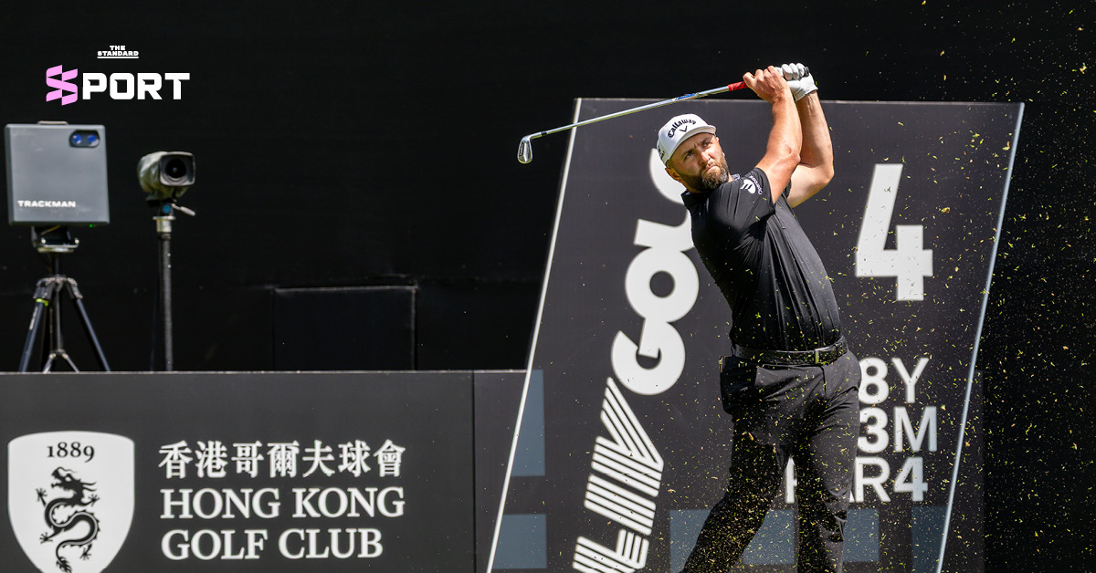 นักกอล์ฟ Jon Rahm กำลังทีออฟในการแข่งขัน LIV Golf