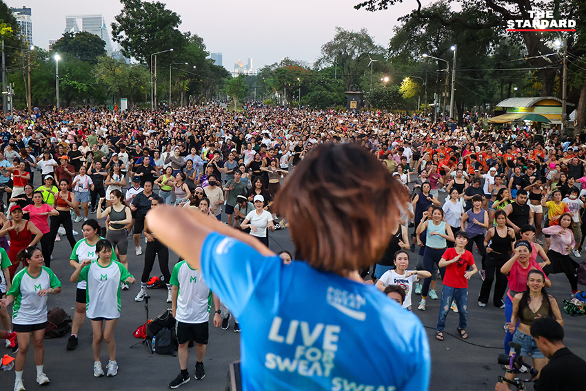 ชัชชาติ สิทธิพันธุ์ ผู้ว่าฯ กทม. และ ดาด้า มิสแกรนด์กาฬสินธุ์ นำเต้นแอโรบิกบนเวทีใหม่ที่สวนลุมพินี พร้อมประชาชนกว่า 3,000 คน 1