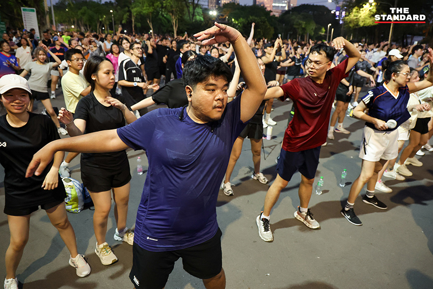 ชัชชาติ สิทธิพันธุ์ ผู้ว่าฯ กทม. และ ดาด้า มิสแกรนด์กาฬสินธุ์ นำเต้นแอโรบิกบนเวทีใหม่ที่สวนลุมพินี พร้อมประชาชนกว่า 3,000 คน 10