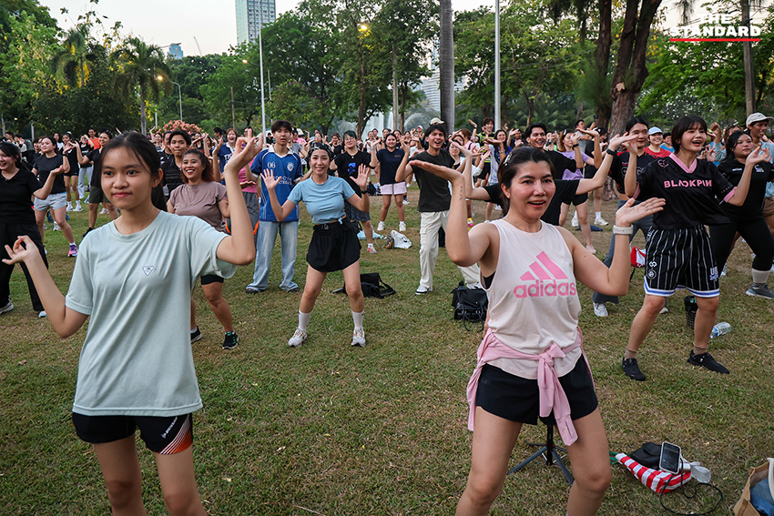 ชัชชาติ สิทธิพันธุ์ ผู้ว่าฯ กทม. และ ดาด้า มิสแกรนด์กาฬสินธุ์ นำเต้นแอโรบิกบนเวทีใหม่ที่สวนลุมพินี พร้อมประชาชนกว่า 3,000 คน 11