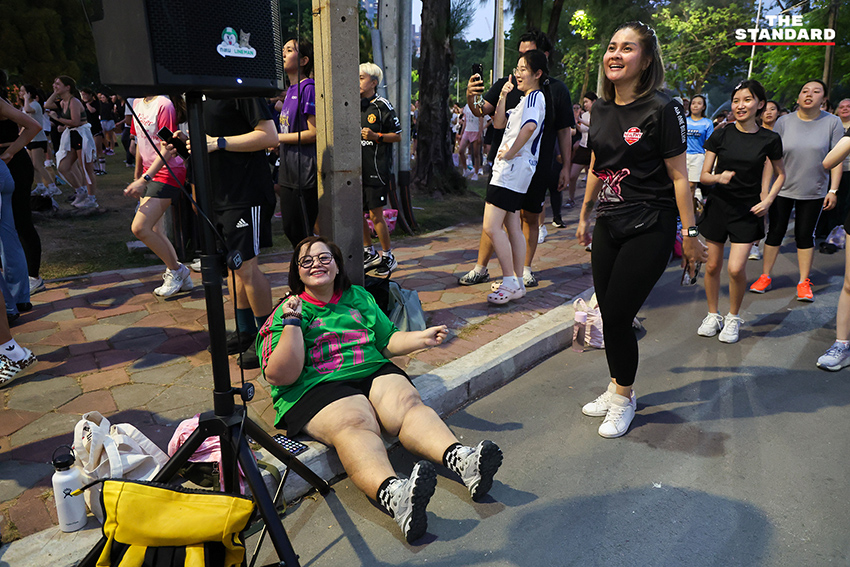 ชัชชาติ สิทธิพันธุ์ ผู้ว่าฯ กทม. และ ดาด้า มิสแกรนด์กาฬสินธุ์ นำเต้นแอโรบิกบนเวทีใหม่ที่สวนลุมพินี พร้อมประชาชนกว่า 3,000 คน 12