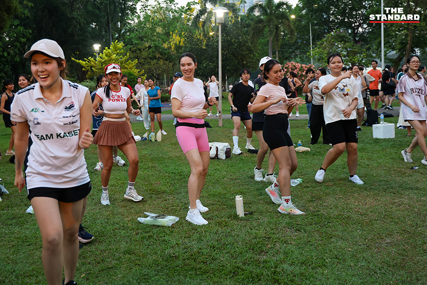 ชัชชาติ สิทธิพันธุ์ ผู้ว่าฯ กทม. และ ดาด้า มิสแกรนด์กาฬสินธุ์ นำเต้นแอโรบิกบนเวทีใหม่ที่สวนลุมพินี พร้อมประชาชนกว่า 3,000 คน 13