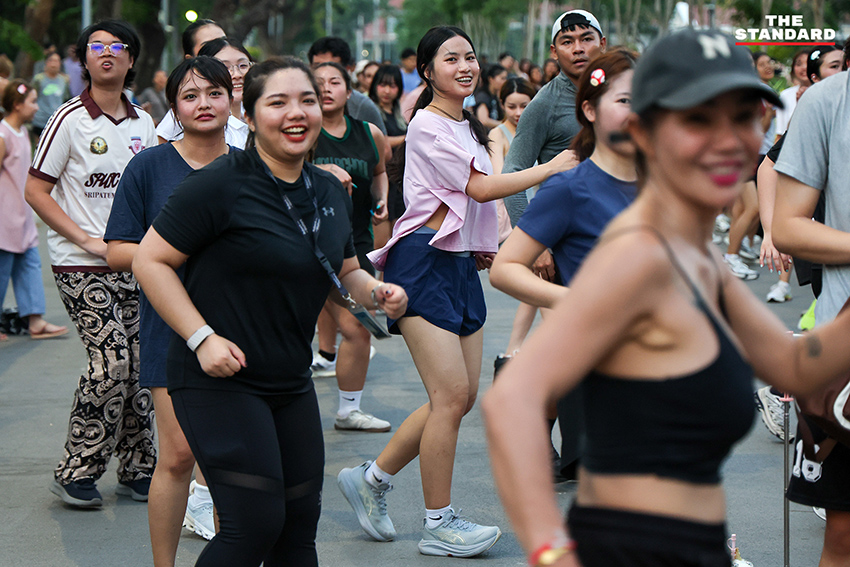 ชัชชาติ สิทธิพันธุ์ ผู้ว่าฯ กทม. และ ดาด้า มิสแกรนด์กาฬสินธุ์ นำเต้นแอโรบิกบนเวทีใหม่ที่สวนลุมพินี พร้อมประชาชนกว่า 3,000 คน 14