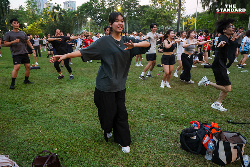 ชัชชาติ สิทธิพันธุ์ ผู้ว่าฯ กทม. และ ดาด้า มิสแกรนด์กาฬสินธุ์ นำเต้นแอโรบิกบนเวทีใหม่ที่สวนลุมพินี พร้อมประชาชนกว่า 3,000 คน 15