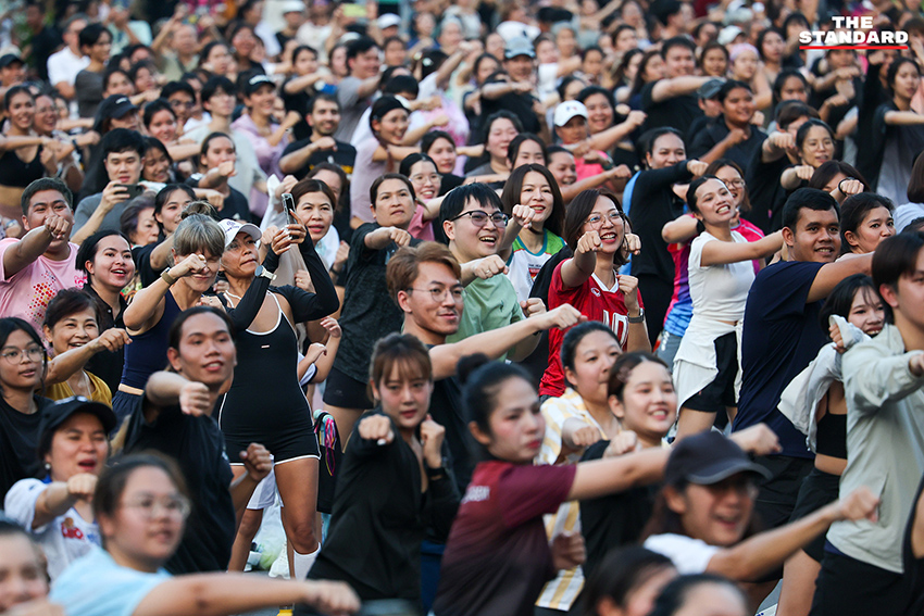 ชัชชาติ สิทธิพันธุ์ ผู้ว่าฯ กทม. และ ดาด้า มิสแกรนด์กาฬสินธุ์ นำเต้นแอโรบิกบนเวทีใหม่ที่สวนลุมพินี พร้อมประชาชนกว่า 3,000 คน 16