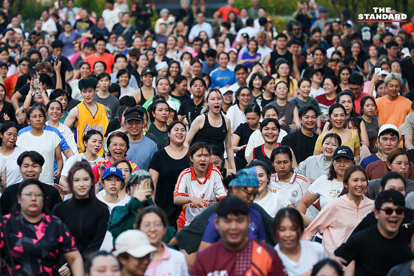 ชัชชาติ สิทธิพันธุ์ ผู้ว่าฯ กทม. และ ดาด้า มิสแกรนด์กาฬสินธุ์ นำเต้นแอโรบิกบนเวทีใหม่ที่สวนลุมพินี พร้อมประชาชนกว่า 3,000 คน 17