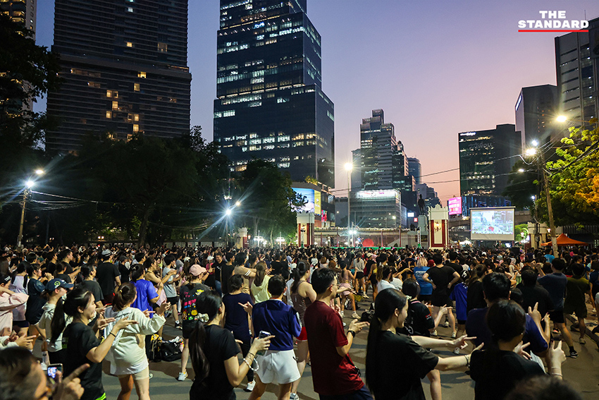 ชัชชาติ สิทธิพันธุ์ ผู้ว่าฯ กทม. และ ดาด้า มิสแกรนด์กาฬสินธุ์ นำเต้นแอโรบิกบนเวทีใหม่ที่สวนลุมพินี พร้อมประชาชนกว่า 3,000 คน 18