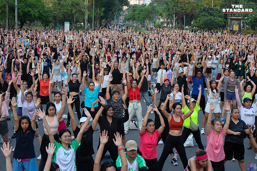 ชัชชาติ สิทธิพันธุ์ ผู้ว่าฯ กทม. และ ดาด้า มิสแกรนด์กาฬสินธุ์ นำเต้นแอโรบิกบนเวทีใหม่ที่สวนลุมพินี พร้อมประชาชนกว่า 3,000 คน 2