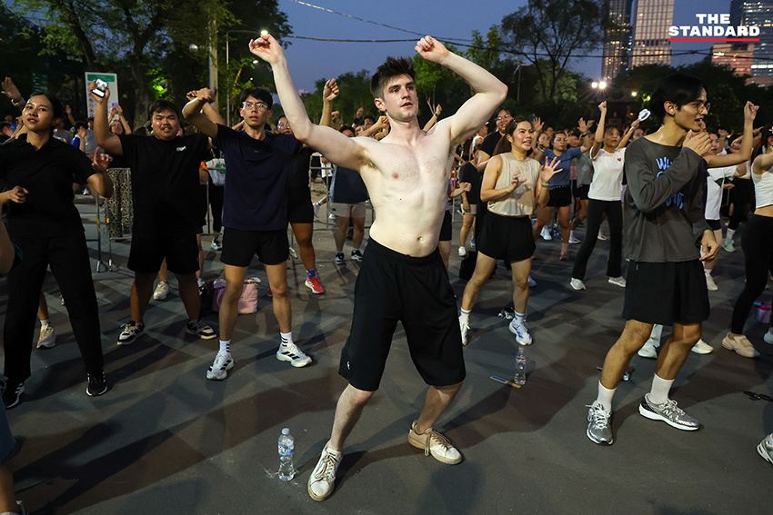 ชัชชาติ สิทธิพันธุ์ ผู้ว่าฯ กทม. และ ดาด้า มิสแกรนด์กาฬสินธุ์ นำเต้นแอโรบิกบนเวทีใหม่ที่สวนลุมพินี พร้อมประชาชนกว่า 3,000 คน 4