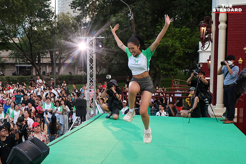 ชัชชาติ สิทธิพันธุ์ ผู้ว่าฯ กทม. และ ดาด้า มิสแกรนด์กาฬสินธุ์ นำเต้นแอโรบิกบนเวทีใหม่ที่สวนลุมพินี พร้อมประชาชนกว่า 3,000 คน 5