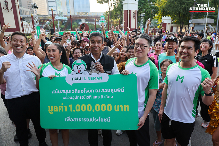 ชัชชาติ สิทธิพันธุ์ ผู้ว่าฯ กทม. และ ดาด้า มิสแกรนด์กาฬสินธุ์ นำเต้นแอโรบิกบนเวทีใหม่ที่สวนลุมพินี พร้อมประชาชนกว่า 3,000 คน 6