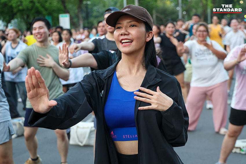 ชัชชาติ สิทธิพันธุ์ ผู้ว่าฯ กทม. และ ดาด้า มิสแกรนด์กาฬสินธุ์ นำเต้นแอโรบิกบนเวทีใหม่ที่สวนลุมพินี พร้อมประชาชนกว่า 3,000 คน 7