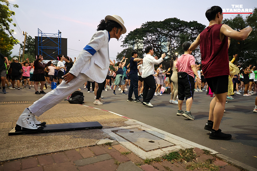 ชัชชาติ สิทธิพันธุ์ ผู้ว่าฯ กทม. และ ดาด้า มิสแกรนด์กาฬสินธุ์ นำเต้นแอโรบิกบนเวทีใหม่ที่สวนลุมพินี พร้อมประชาชนกว่า 3,000 คน 8