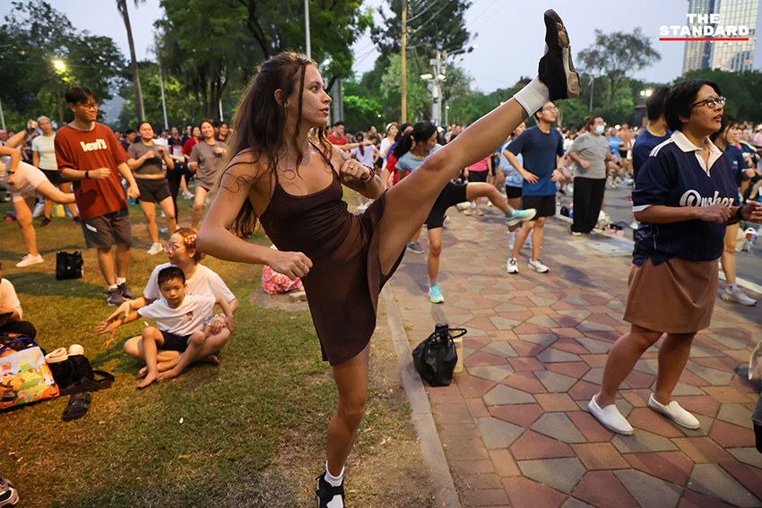 ชัชชาติ สิทธิพันธุ์ ผู้ว่าฯ กทม. และ ดาด้า มิสแกรนด์กาฬสินธุ์ นำเต้นแอโรบิกบนเวทีใหม่ที่สวนลุมพินี พร้อมประชาชนกว่า 3,000 คน 9