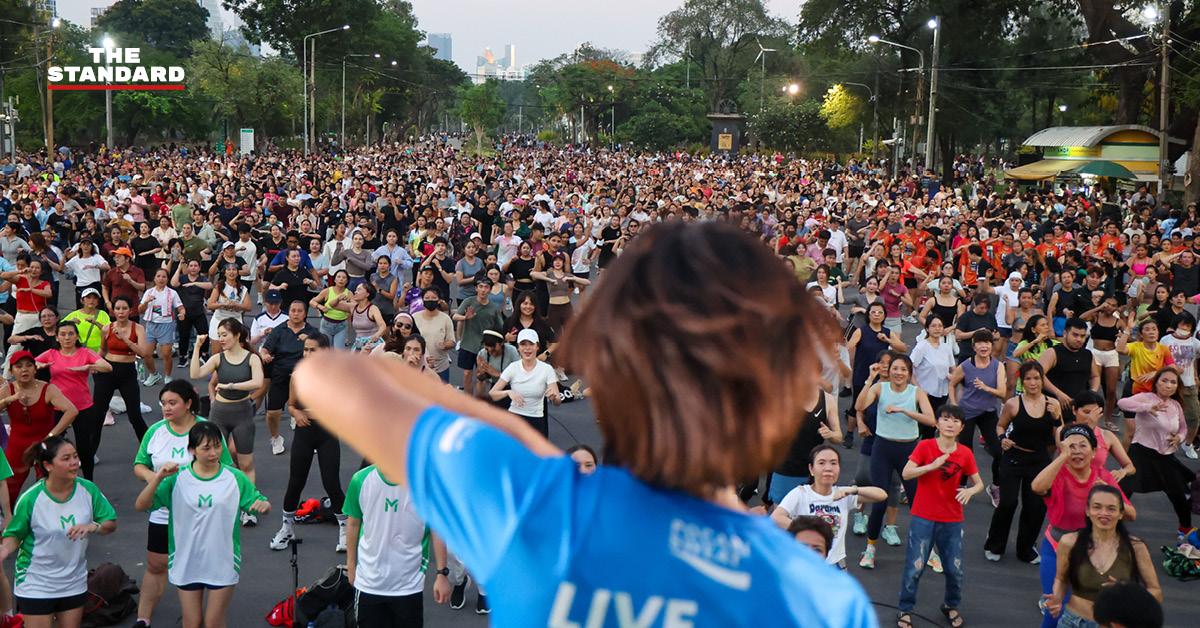 ชัชชาติ สิทธิพันธุ์ ผู้ว่าฯ กทม. และ ดาด้า มิสแกรนด์กาฬสินธุ์ นำเต้นแอโรบิกบนเวทีใหม่ที่สวนลุมพินี พร้อมประชาชนกว่า 3,000 คน