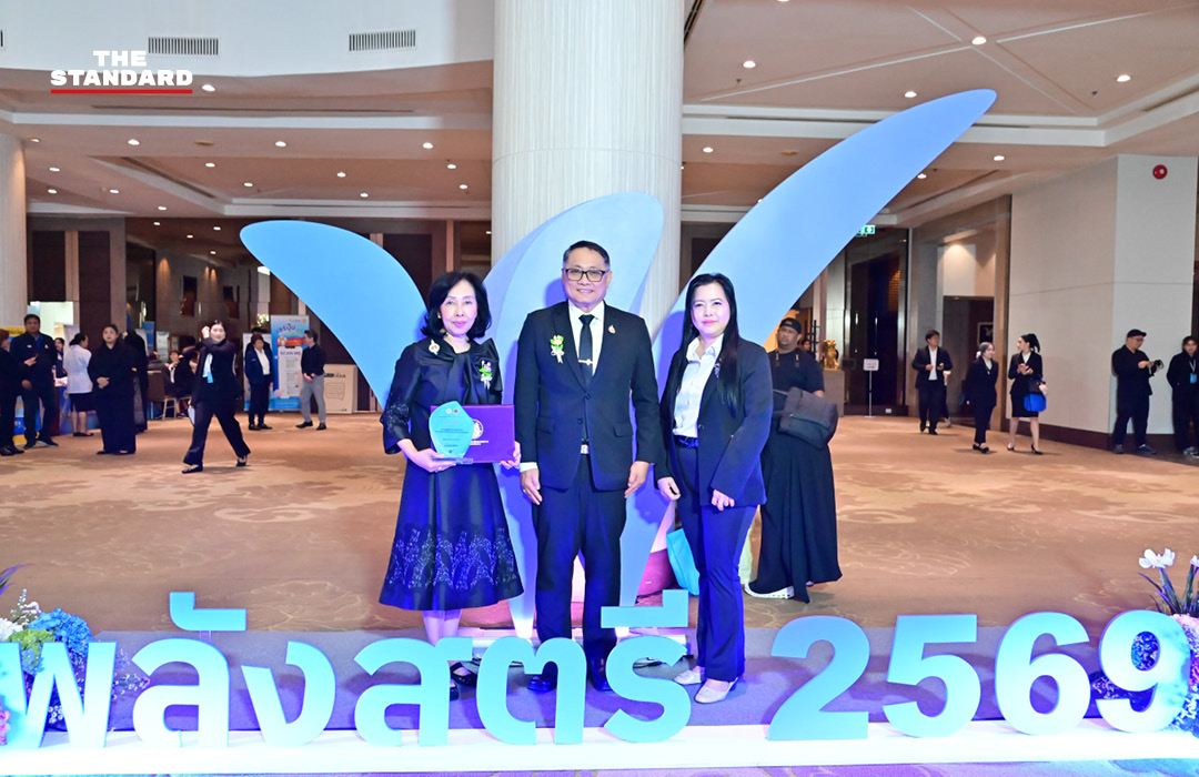 นางศิริพร แดงสุภา CEO บริษัท พิบูลย์ชัยน้ำพริกเผาไทยแม่ประนอม จำกัด กำลังรับรางวัลสตรีนักบริหารดีเด่น 5