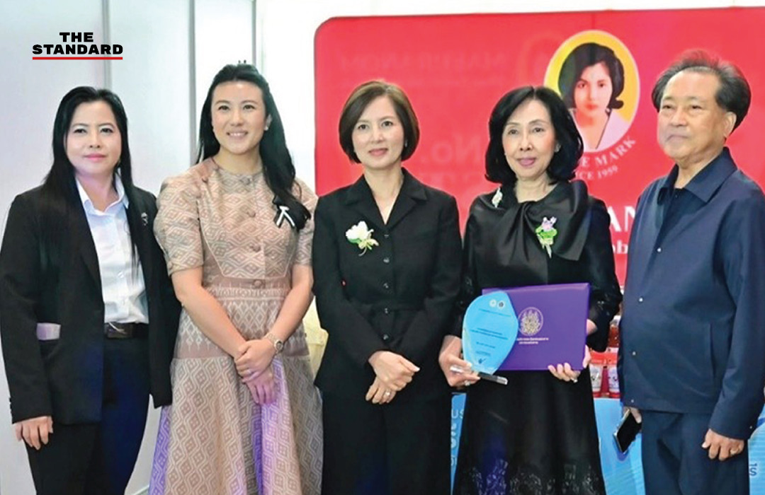 นางศิริพร แดงสุภา CEO บริษัท พิบูลย์ชัยน้ำพริกเผาไทยแม่ประนอม จำกัด กำลังรับรางวัลสตรีนักบริหารดีเด่น 6