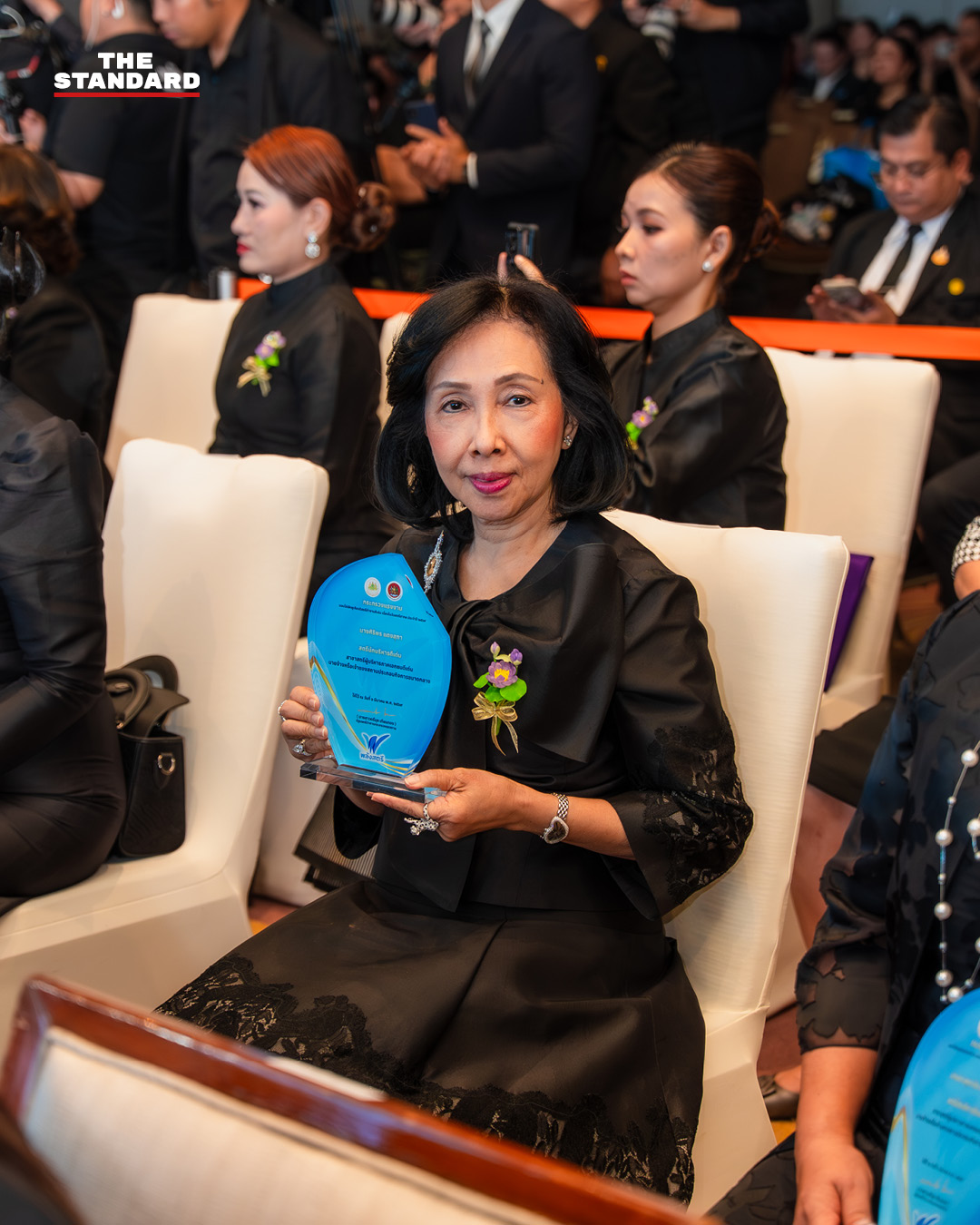 นางศิริพร แดงสุภา CEO บริษัท พิบูลย์ชัยน้ำพริกเผาไทยแม่ประนอม จำกัด กำลังรับรางวัลสตรีนักบริหารดีเด่น 7