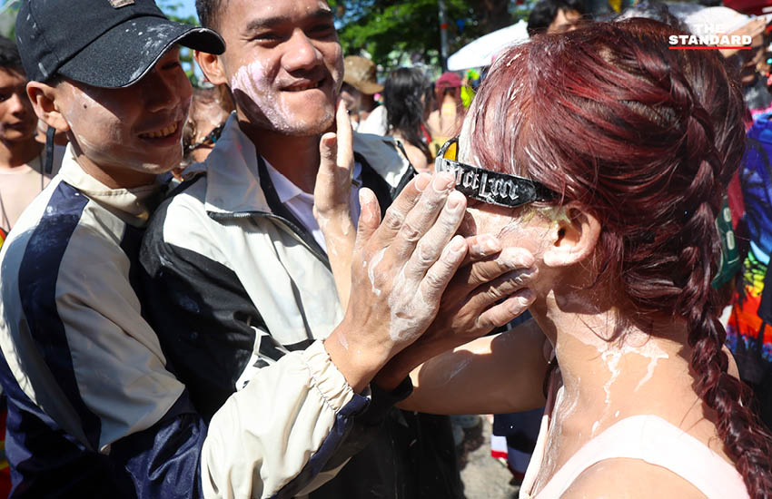 ภาพบรรยากาศประชาชนเล่นน้ำและปะแป้งดินสอพองในเทศกาลสงกรานต์ ที่มหาชัย สมุทรสาคร 1