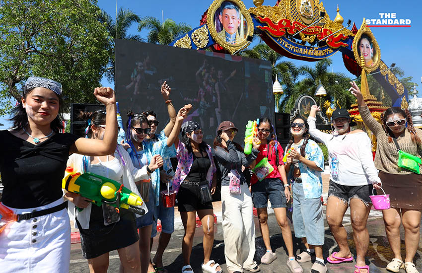ภาพบรรยากาศประชาชนเล่นน้ำและปะแป้งดินสอพองในเทศกาลสงกรานต์ ที่มหาชัย สมุทรสาคร 10