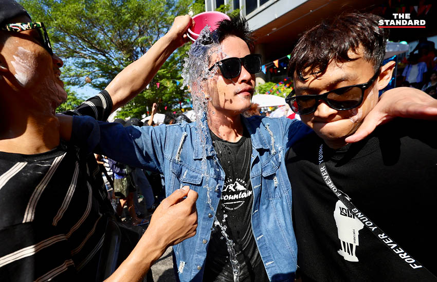 ภาพบรรยากาศประชาชนเล่นน้ำและปะแป้งดินสอพองในเทศกาลสงกรานต์ ที่มหาชัย สมุทรสาคร 11