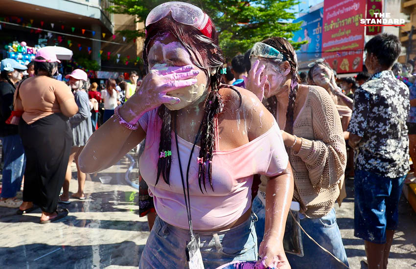 ภาพบรรยากาศประชาชนเล่นน้ำและปะแป้งดินสอพองในเทศกาลสงกรานต์ ที่มหาชัย สมุทรสาคร 12