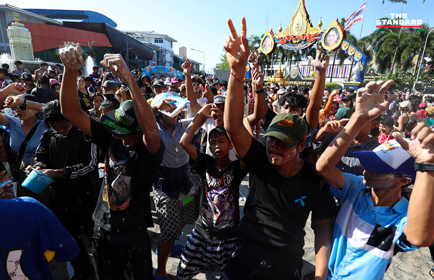 ภาพบรรยากาศประชาชนเล่นน้ำและปะแป้งดินสอพองในเทศกาลสงกรานต์ ที่มหาชัย สมุทรสาคร 13