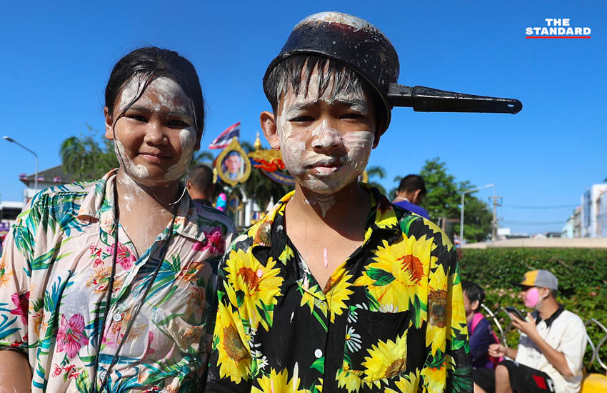 ภาพบรรยากาศประชาชนเล่นน้ำและปะแป้งดินสอพองในเทศกาลสงกรานต์ ที่มหาชัย สมุทรสาคร 14