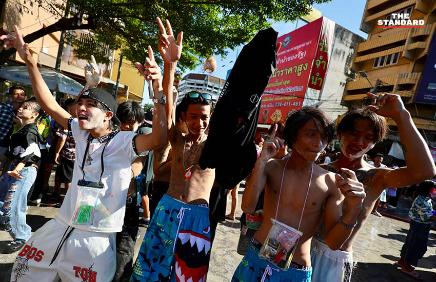 ภาพบรรยากาศประชาชนเล่นน้ำและปะแป้งดินสอพองในเทศกาลสงกรานต์ ที่มหาชัย สมุทรสาคร 15