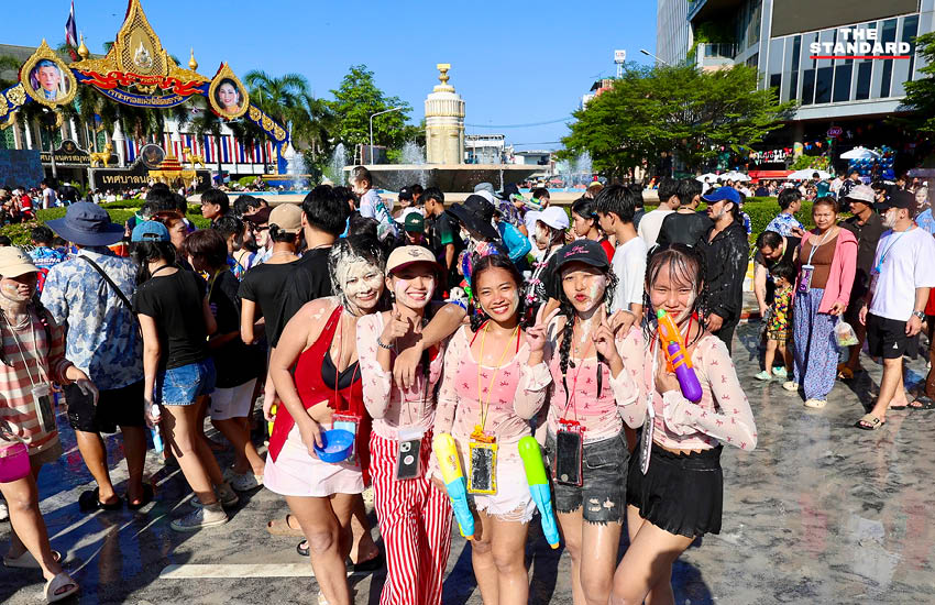 ภาพบรรยากาศประชาชนเล่นน้ำและปะแป้งดินสอพองในเทศกาลสงกรานต์ ที่มหาชัย สมุทรสาคร 16