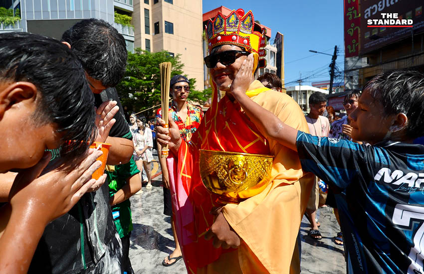 ภาพบรรยากาศประชาชนเล่นน้ำและปะแป้งดินสอพองในเทศกาลสงกรานต์ ที่มหาชัย สมุทรสาคร 2
