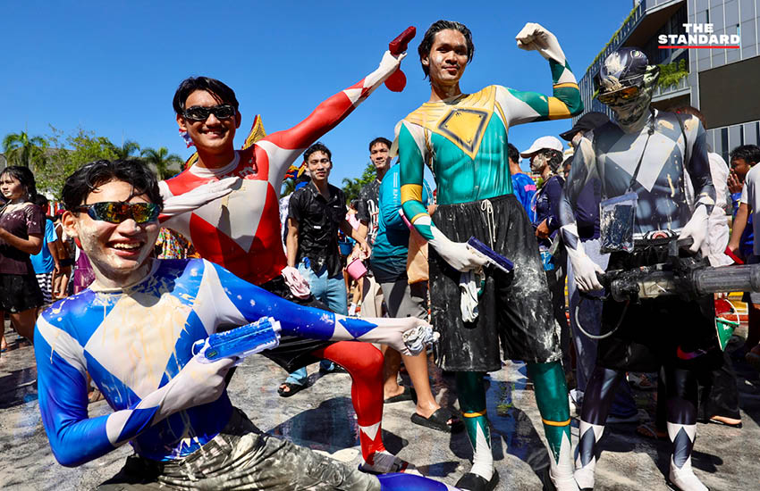 ภาพบรรยากาศประชาชนเล่นน้ำและปะแป้งดินสอพองในเทศกาลสงกรานต์ ที่มหาชัย สมุทรสาคร 3