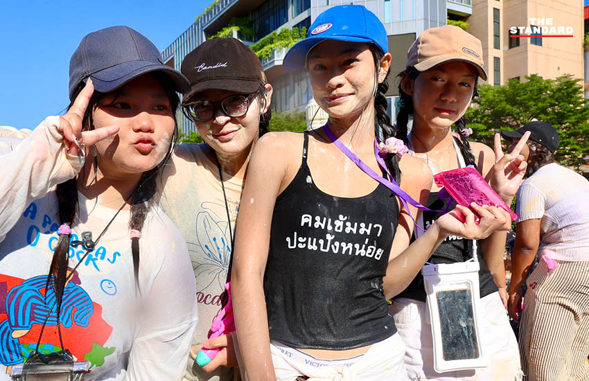 ภาพบรรยากาศประชาชนเล่นน้ำและปะแป้งดินสอพองในเทศกาลสงกรานต์ ที่มหาชัย สมุทรสาคร 4