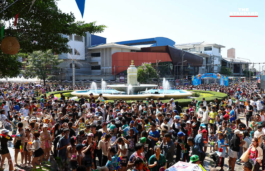 ภาพบรรยากาศประชาชนเล่นน้ำและปะแป้งดินสอพองในเทศกาลสงกรานต์ ที่มหาชัย สมุทรสาคร 5