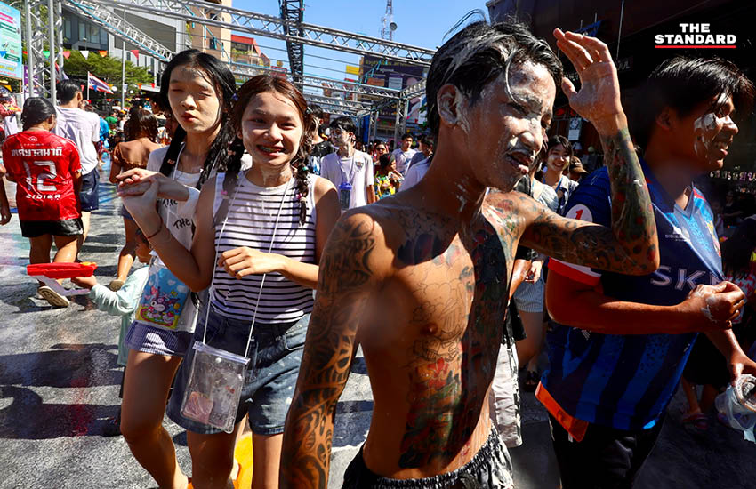 ภาพบรรยากาศประชาชนเล่นน้ำและปะแป้งดินสอพองในเทศกาลสงกรานต์ ที่มหาชัย สมุทรสาคร 6
