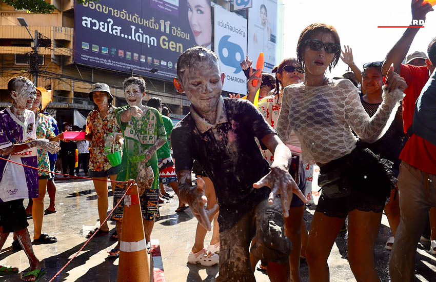 ภาพบรรยากาศประชาชนเล่นน้ำและปะแป้งดินสอพองในเทศกาลสงกรานต์ ที่มหาชัย สมุทรสาคร 7