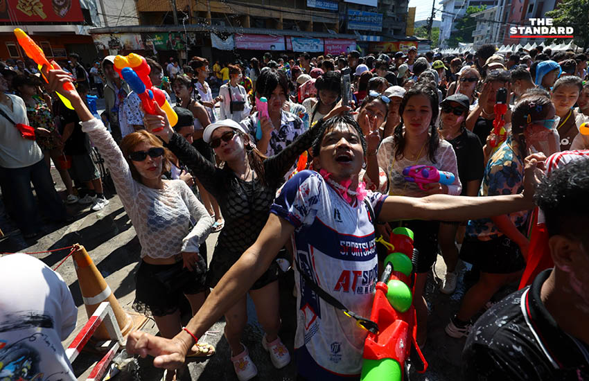 ภาพบรรยากาศประชาชนเล่นน้ำและปะแป้งดินสอพองในเทศกาลสงกรานต์ ที่มหาชัย สมุทรสาคร 8