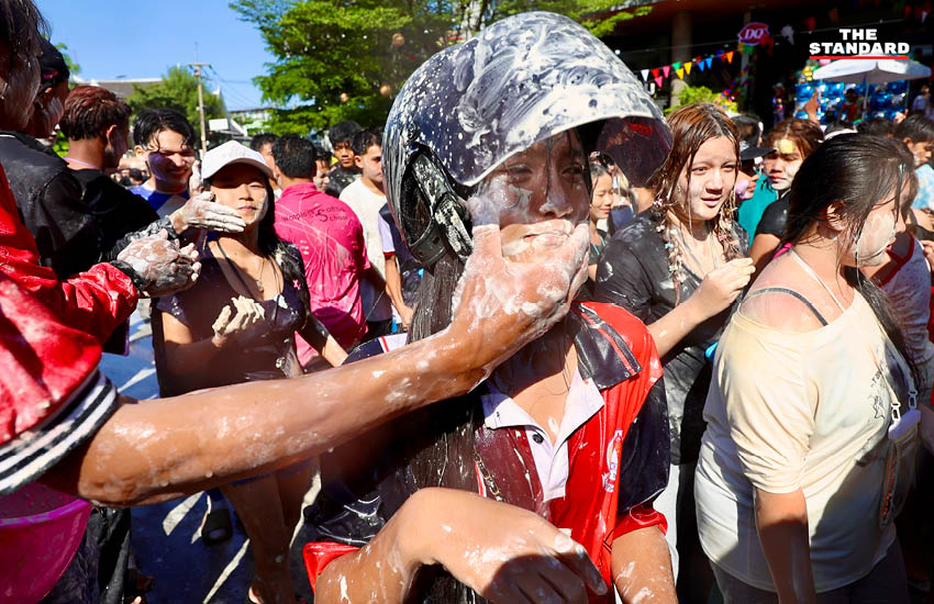 ภาพบรรยากาศประชาชนเล่นน้ำและปะแป้งดินสอพองในเทศกาลสงกรานต์ ที่มหาชัย สมุทรสาคร 9