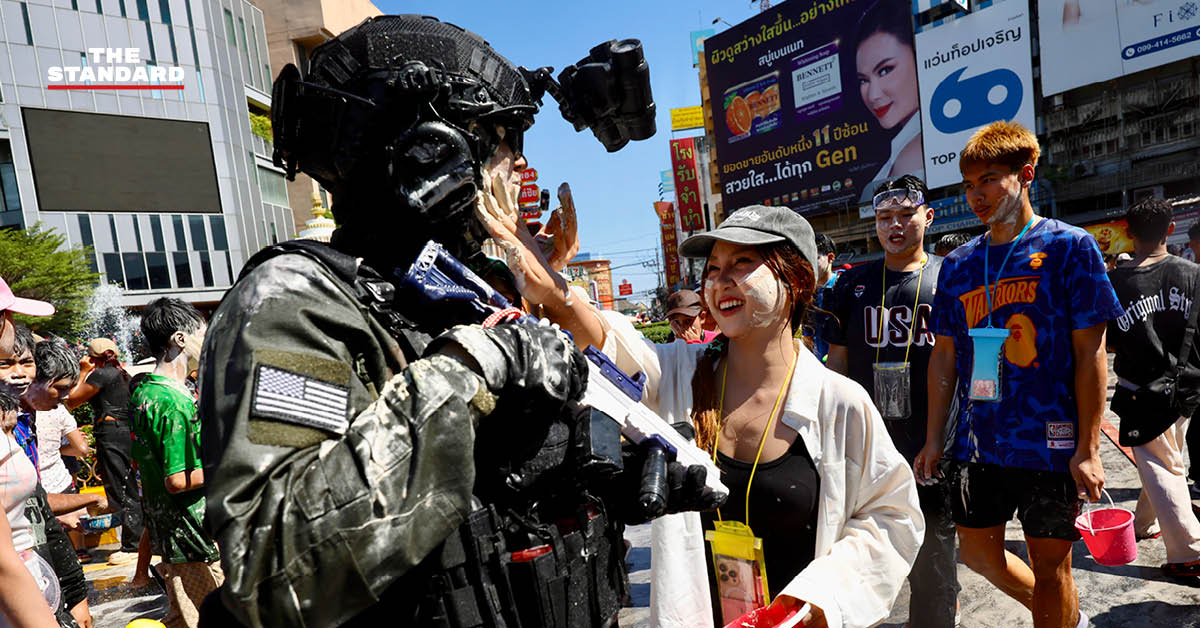 ภาพบรรยากาศประชาชนเล่นน้ำและปะแป้งดินสอพองในเทศกาลสงกรานต์ ที่มหาชัย สมุทรสาคร